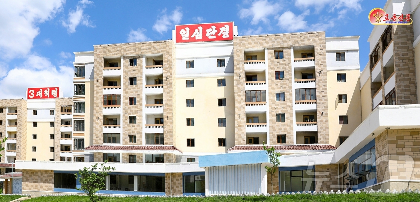 (평양 노동신문=뉴스1) = 북한 노동당 기관지 노동신문은 23일 "산 비탈면에 지난 세기 50년대, 60년대에 지은 낡은 살림집들이 비좁게 들어앉아있던 검덕지구에 이렇듯 희한한 …