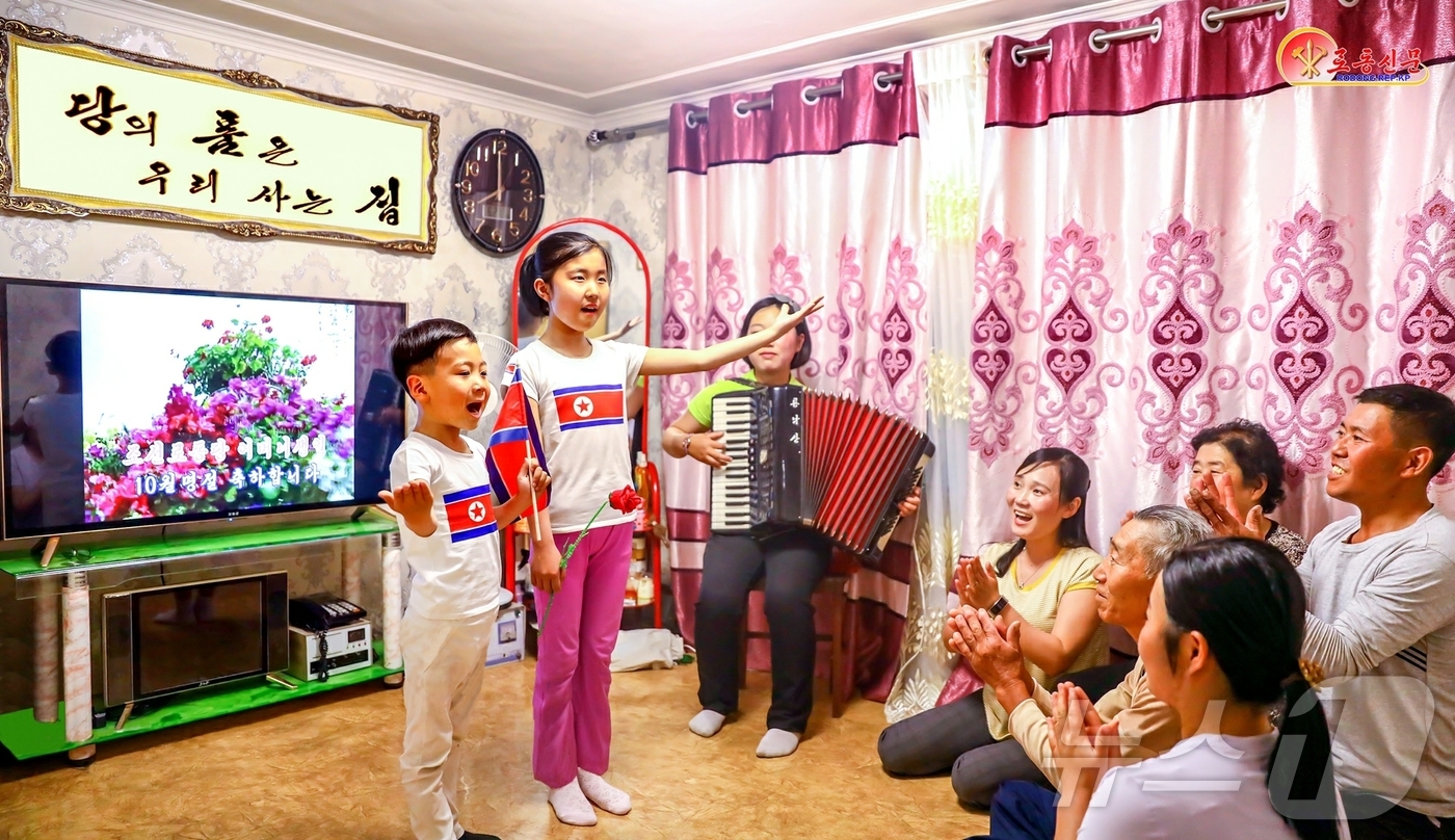 (평양 노동신문=뉴스1) = 북한 노동당 기관지 노동신문은 23일 "산 비탈면에 지난 세기 50년대, 60년대에 지은 낡은 살림집들이 비좁게 들어앉아있던 검덕지구에 이렇듯 희한한 …