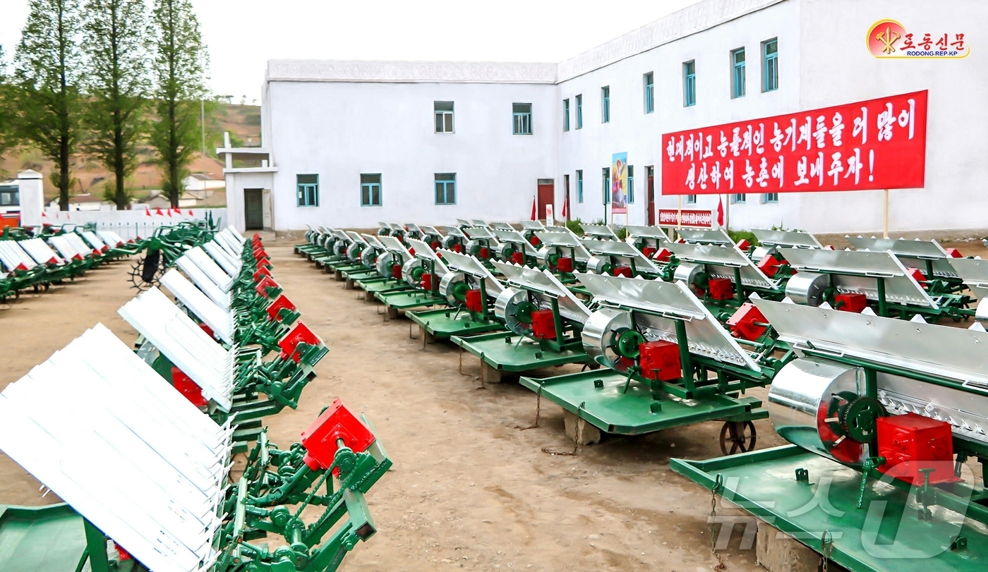 (평양 노동신문=뉴스1) = 북한 노동당 기관지 노동신문은 23일 평안북도에서 능률 높은 농기계 생산에 박차를 가하고 있다고 보도했다. [국내에서만 사용가능. 재배포 금지. DB …