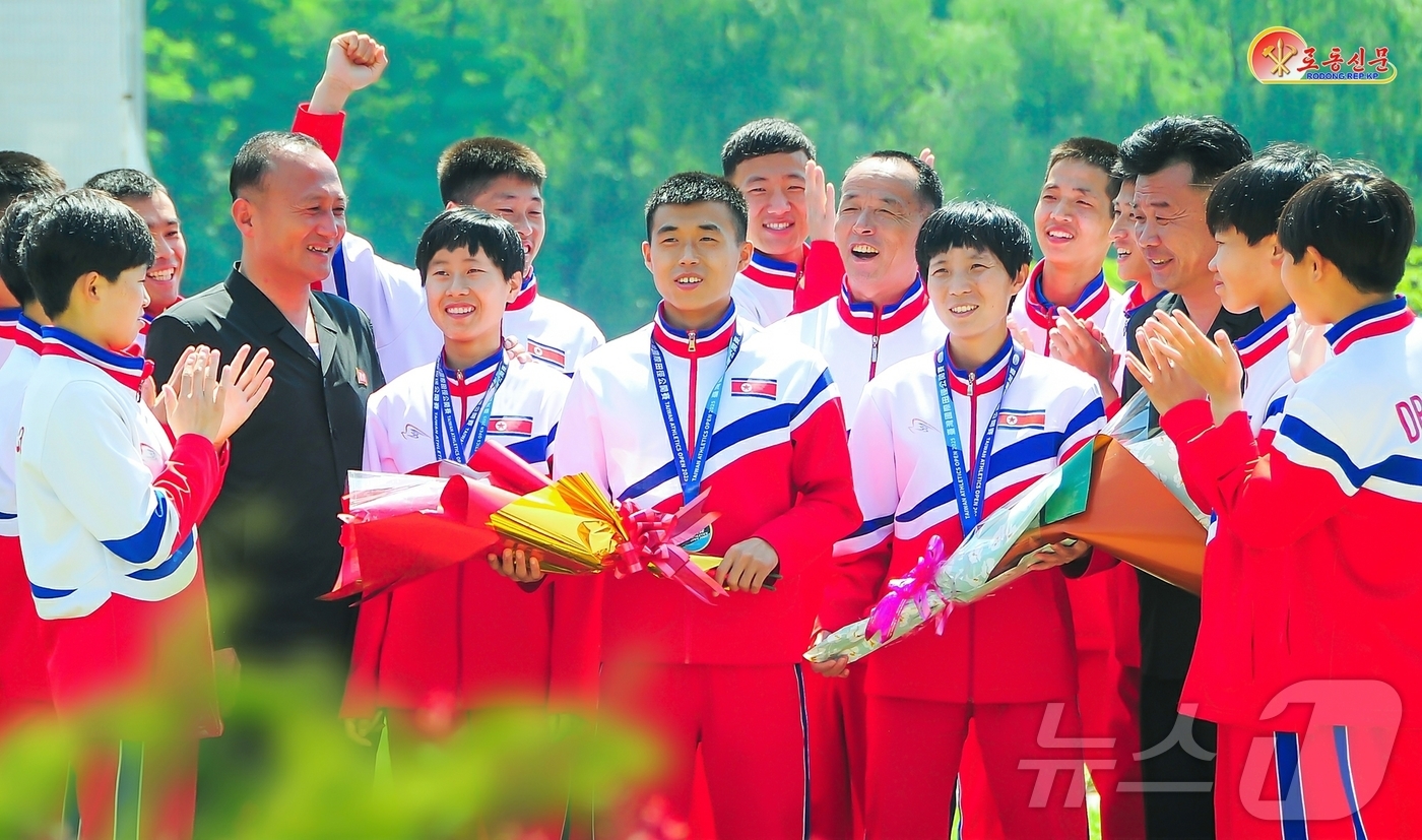 (평양 노동신문=뉴스1) = 북한 노동당 기관지 노동신문은 23일 '중국 대북공개국제육상경기대회'에 참석한 선수들을 언급하며 "조선(북한) 선수들은 적은 인원으로 큰 경기성과를 거 …