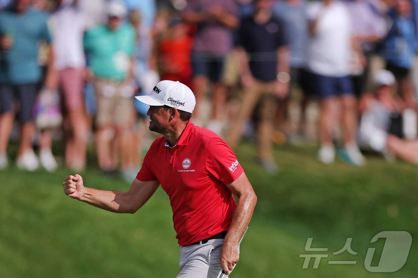 본문 이미지 - 키건 브래들리&#40;미국&#41;가 23일&#40;한국시간&#41; 열린 PGA투어 트래블러스 챔피언십 최종 라운드에서 18번홀 버디로 역전 우승을 확정한 뒤 기뻐하고 있다. ⓒ AFP=뉴스1