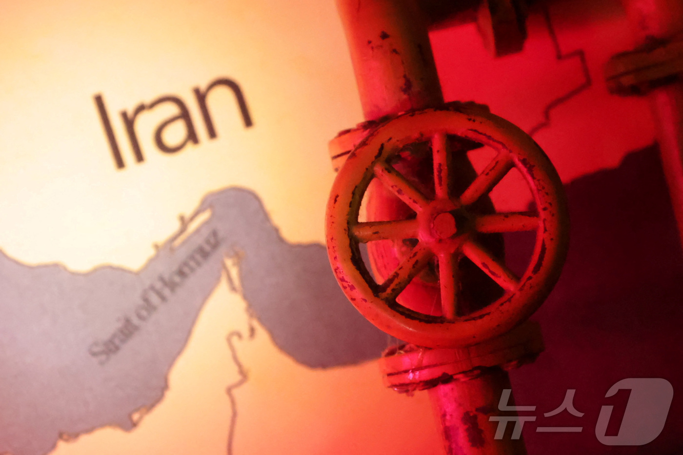 (제니카 로이터=뉴스1) 권영미 기자 = 호르무즈 해협과 이란의 모습을 보여주는 지도, 앞의 송유관은 3D프린트로 만든 것이다. 미국의 이란 핵시설 폭격으로 이란이 호르무즈 해협에 …