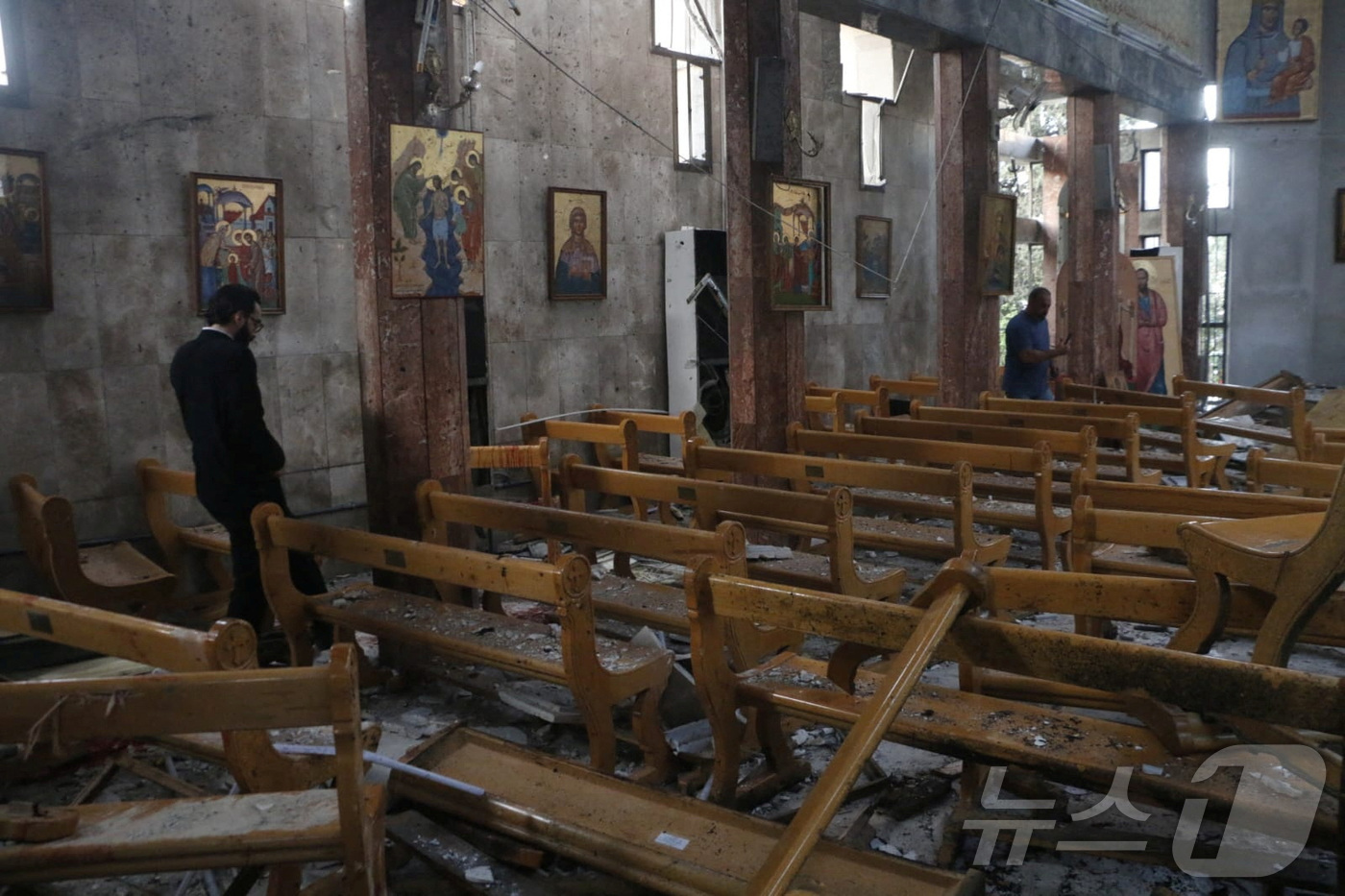 (다마스쿠스 로이터=뉴스1) 김예슬 기자 = 22일(현지시간) 시리아 수도 다마스쿠스의 한 교회에서 자살 폭탄 테러가 발생해 최소 22명이 사망하고 63명이 다쳤다. 25.06.2 …