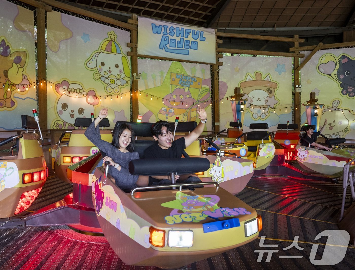 (서울=뉴스1) = 에버랜드가 SM엔터테인먼트와 함께 준비한 '에버위시(EVER WISH)'를 오픈했다고 23일 밝혔다.모델들이 NCT WISH 테마로 꾸며진 에버랜드 어트랙션 챔 …