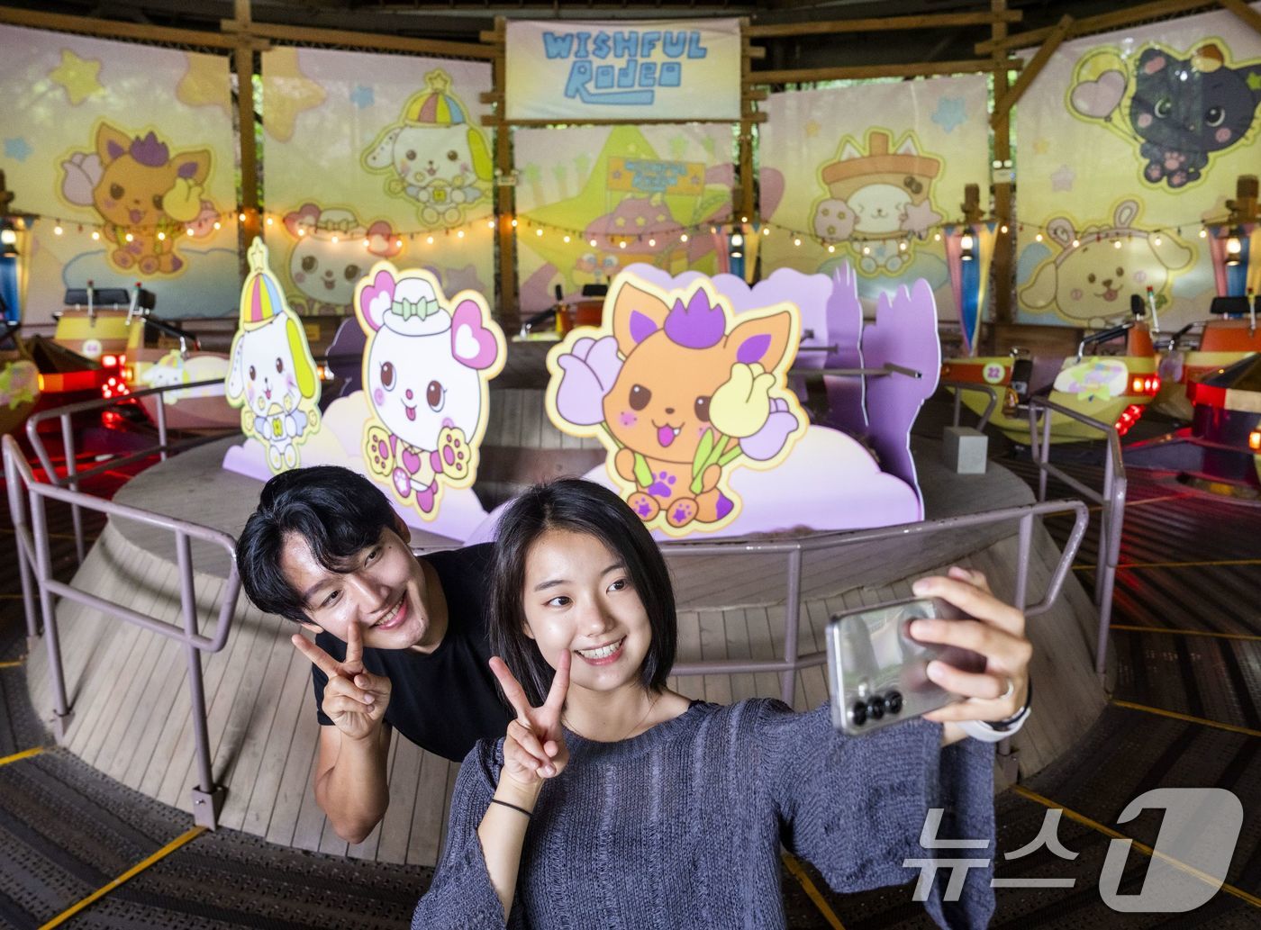 (서울=뉴스1) = 에버랜드가 SM엔터테인먼트와 함께 준비한 '에버위시(EVER WISH)'를 오픈했다고 23일 밝혔다.모델들이 NCT WISH 테마로 꾸며진 에버랜드 어트랙션 챔 …