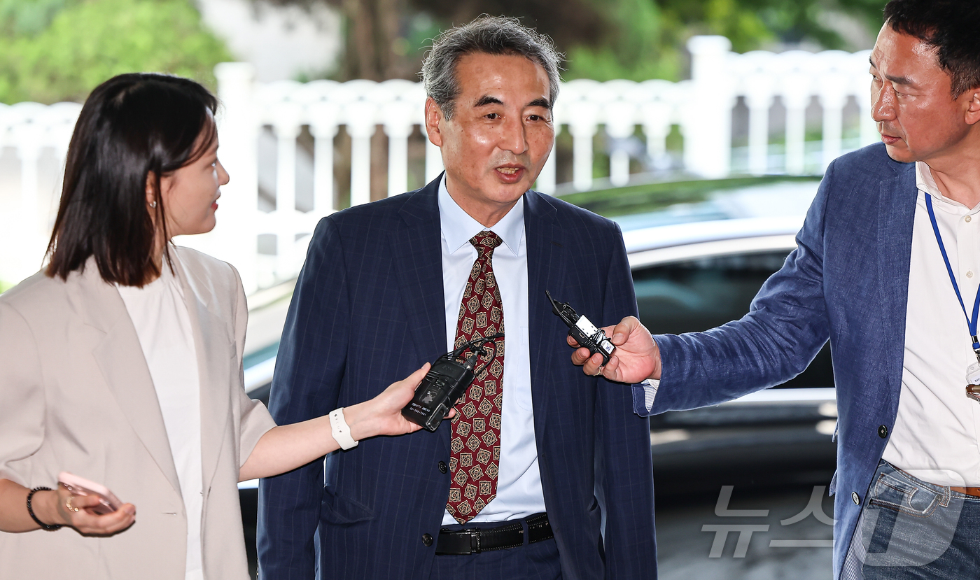 (서울=뉴스1) 김도우 기자 = 윤석열 전 대통령의 부인 김건희 여사 의혹 관련 사건 수사를 맡은 민중기 특별검사가 23일 오전 서울 서초구 사무실로 들어서며 취재진 질문에 답하고 …