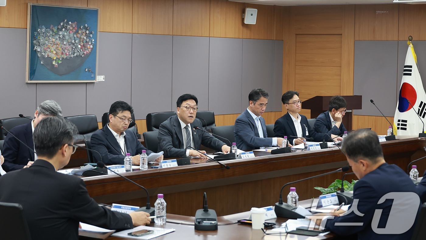 (서울=뉴스1) = 김병환 금융위원회 위원장이 23일 서울 종로구 정부서울청사에서 금융감독원, 한국거래소 등 유관기관과 함께 개최한 '유관기관 증시상황 긴급 점검회의'에서 미국의 …