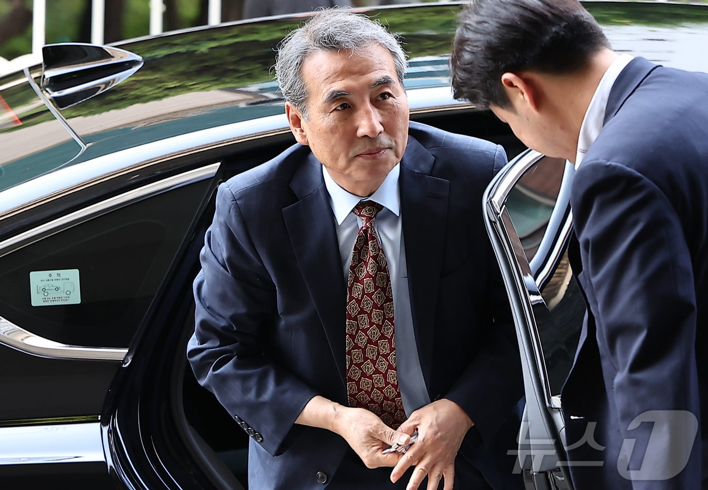 (서울=뉴스1) 김도우 기자 = 윤석열 전 대통령의 부인 김건희 여사 의혹 관련 사건 수사를 맡은 민중기 특별검사가 23일 오전 서울 서초구 사무실로 들어서고 있다. 2025.6. …