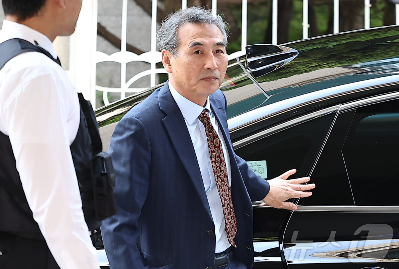 (서울=뉴스1) 김도우 기자 = 윤석열 전 대통령의 부인 김건희 여사 의혹 관련 사건 수사를 맡은 민중기 특별검사가 23일 오전 서울 서초구 사무실로 들어서고 있다. 2025.6. …