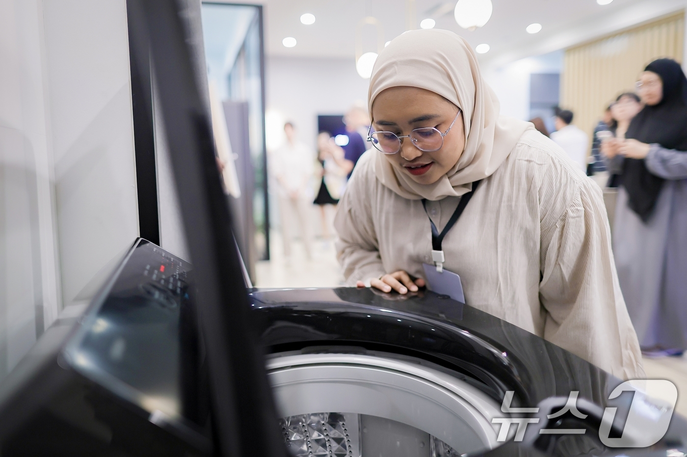 (서울=뉴스1) = 삼성전자가 지난 20일 태국 방콕에서 '2025년 동남아 테크 세미나'를 열고, 동남아시아 시장에 비스포크 AI 가전 기술을 소개했다고 23일 밝혔다.참석자가 …