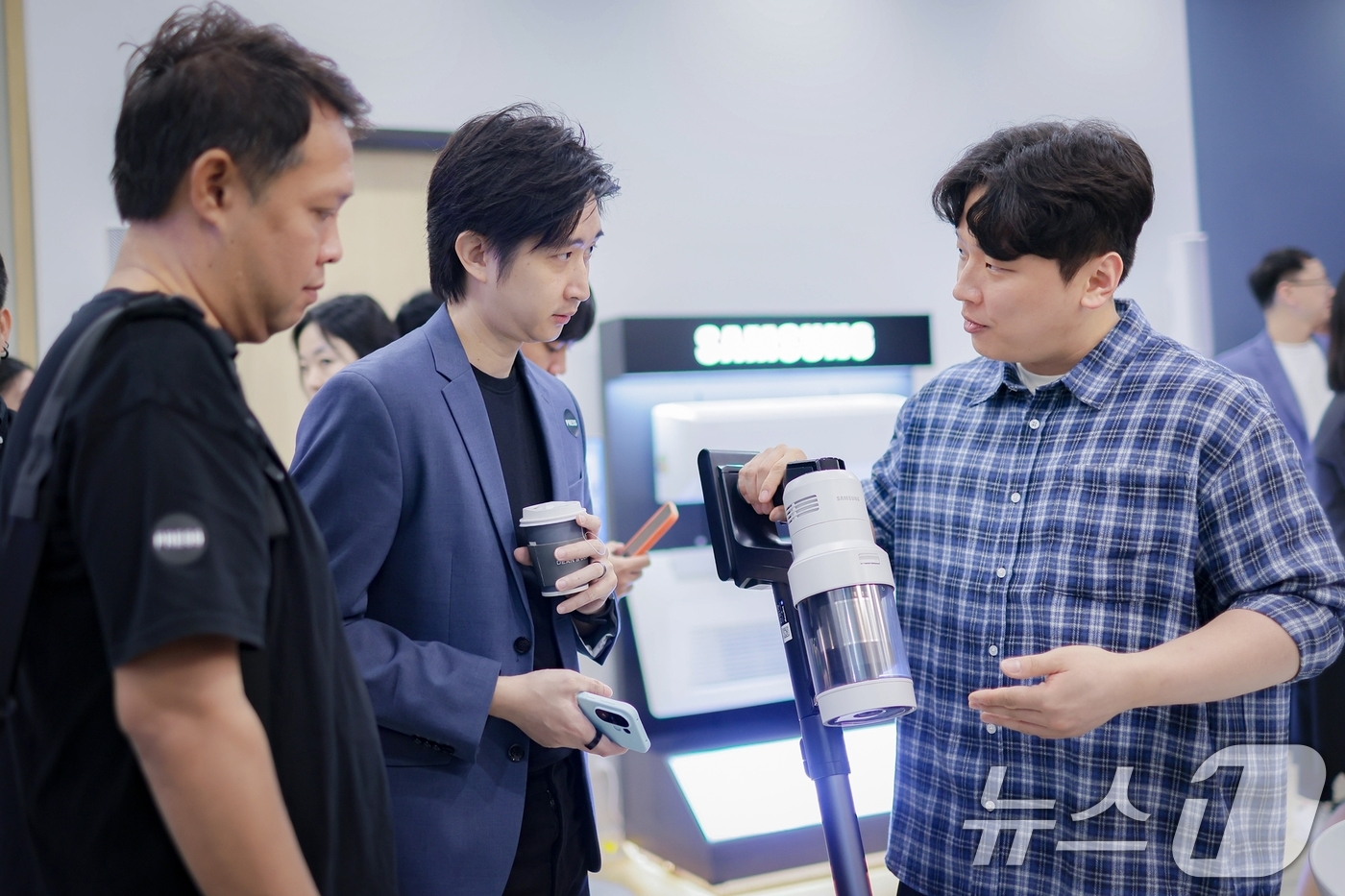 (서울=뉴스1) = 삼성전자가 지난 20일 태국 방콕에서 '2025년 동남아 테크 세미나'를 열고, 동남아시아 시장에 비스포크 AI 가전 기술을 소개했다고 23일 밝혔다.참석자들이 …