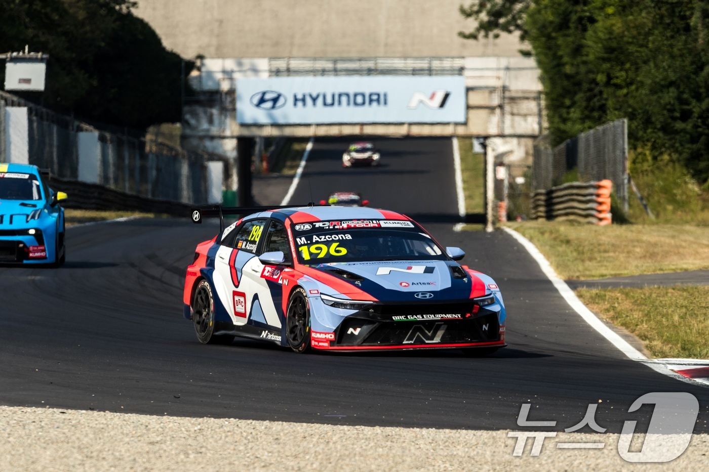 (서울=뉴스1) = 현대자동차는 '더 뉴 엘란트라 N TCR'이 지난 22일(현지시간)까지 이탈리아 몬차의 아우토드로모 나치오날레 몬차에서 개최된 '2025 TCR 월드투어' 3라 …