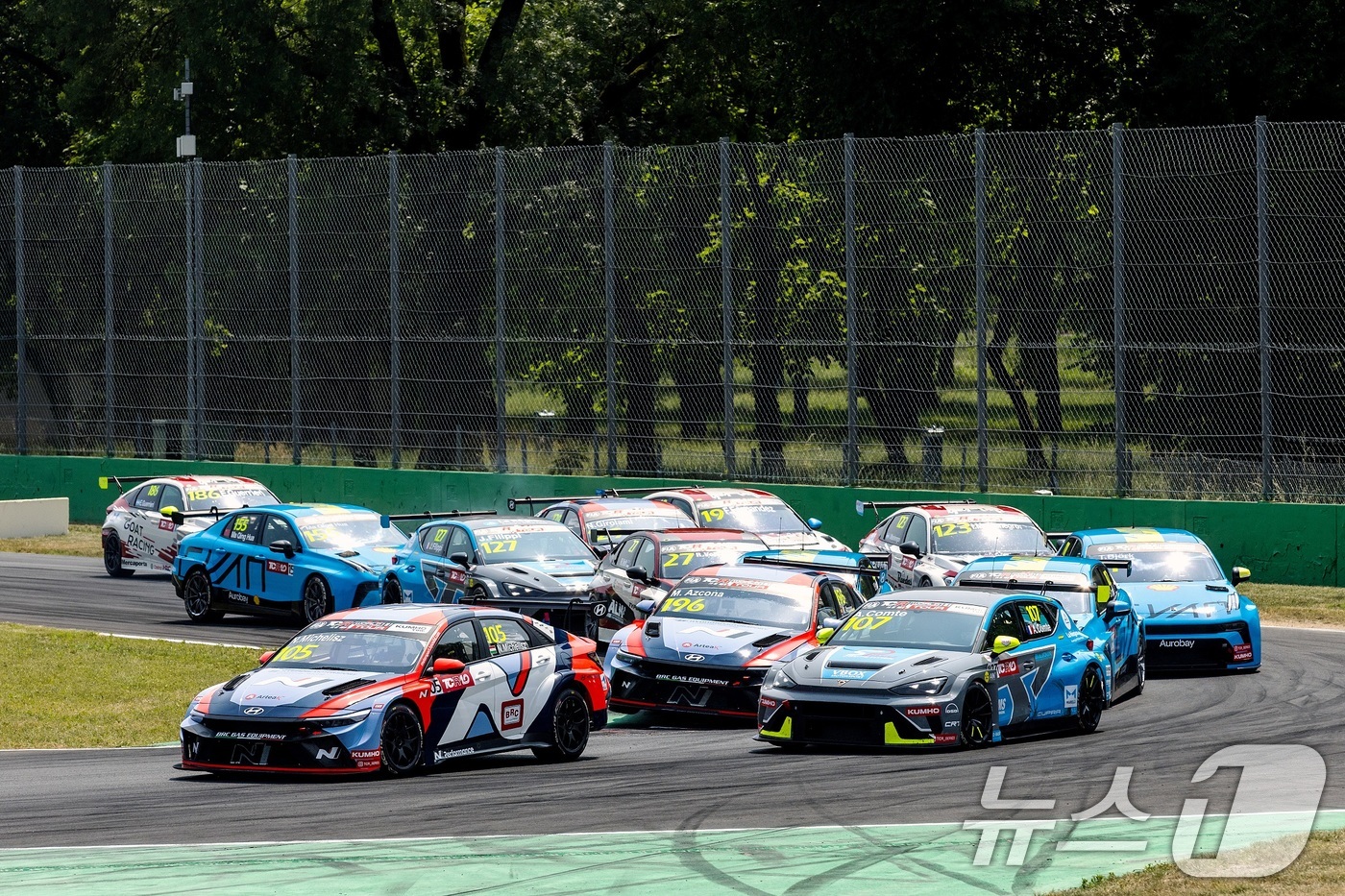 (서울=뉴스1) = 현대자동차는 '더 뉴 엘란트라 N TCR'이 지난 22일(현지시간)까지 이탈리아 몬차의 아우토드로모 나치오날레 몬차에서 개최된 '2025 TCR 월드투어' 3라 …