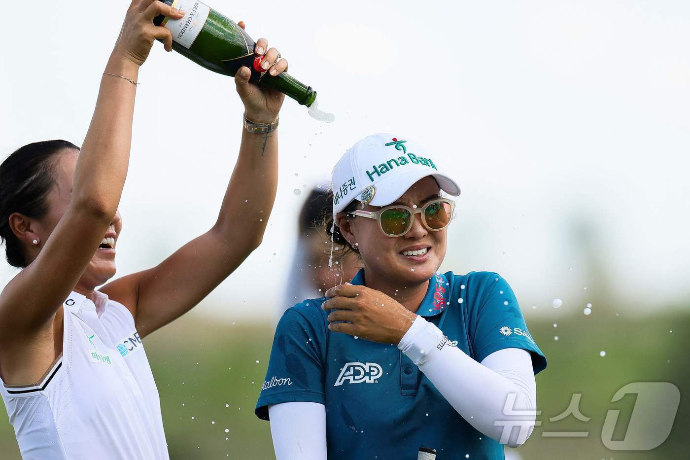 본문 이미지 - 이민지&#40;호주&#41;가 23일&#40;한국시간&#41; 열린 KPMG 위민스 PGA 챔피언십에서 우승한 뒤 동료들의 축하를 받고 있다. ⓒ AFP=뉴스1