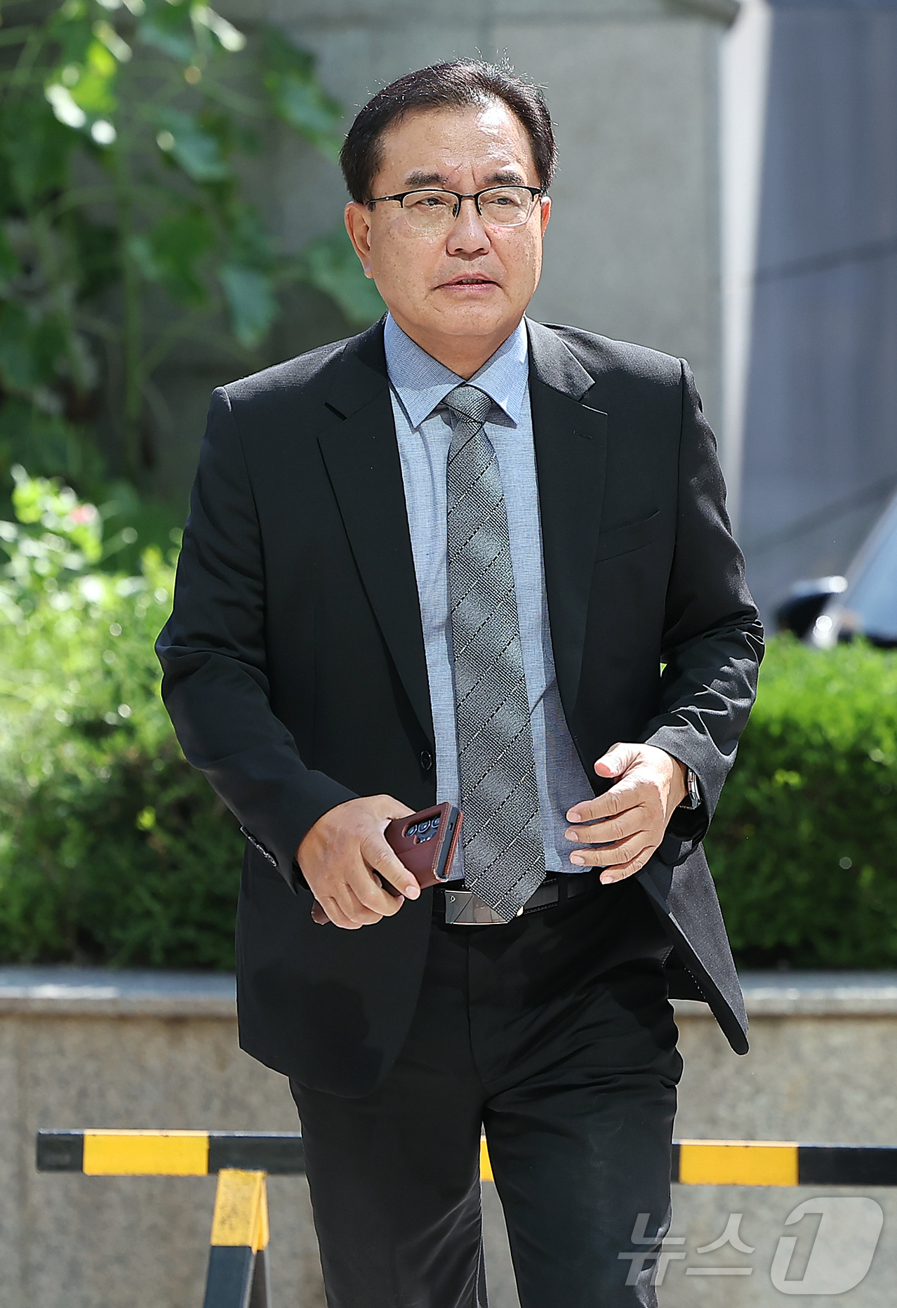 (서울=뉴스1) 김진환 기자 = 순직 해병 수사 방해 의혹 사건을 수사하는 이명현 특별검사가 23일 오전 서울 서초구 사무실로 출근하고 있다. 2025.6.23/뉴스1