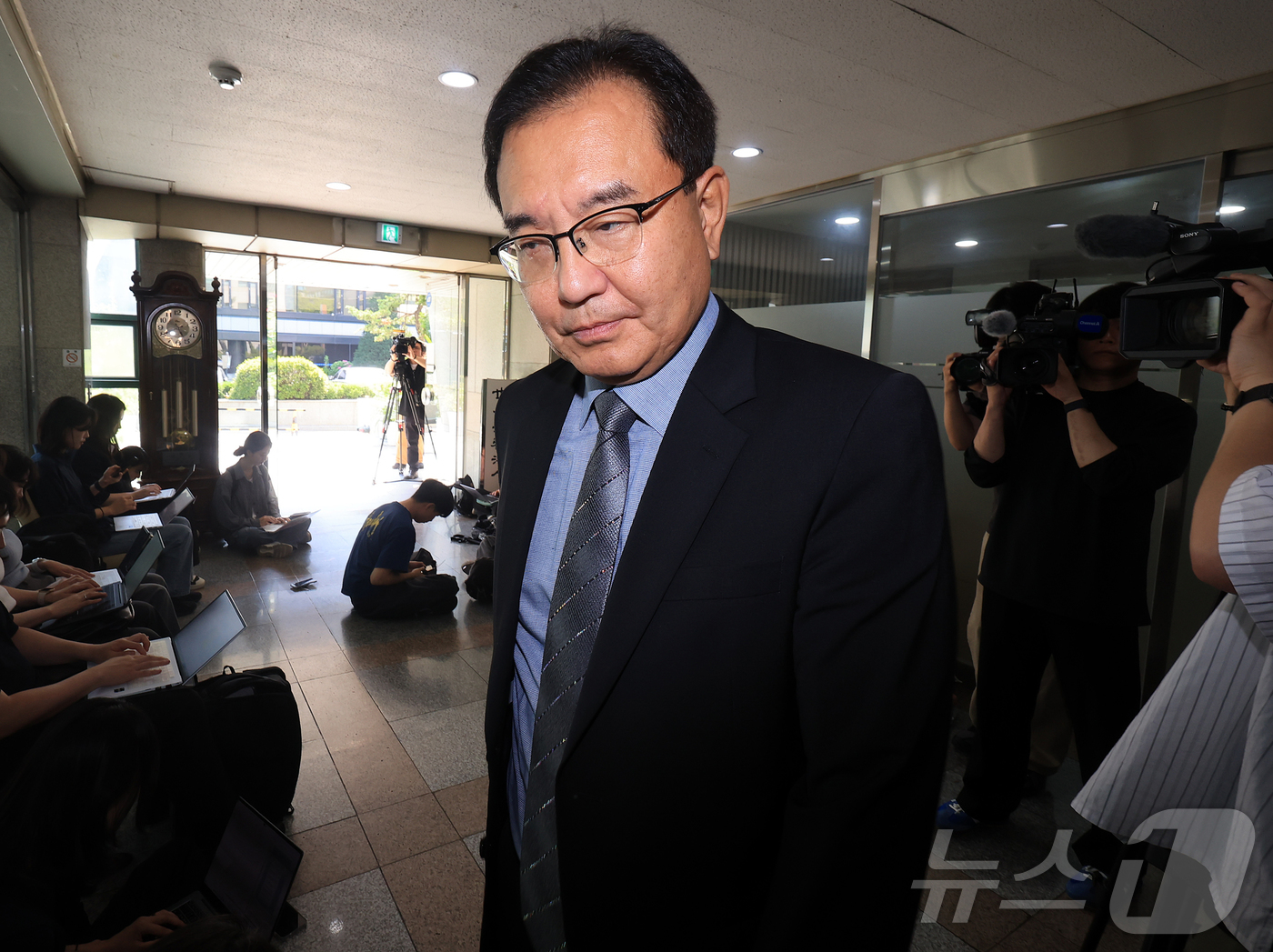 (서울=뉴스1) 김진환 기자 = 순직 해병 수사 방해 의혹 사건을 수사하는 이명현 특별검사가 23일 오전 서울 서초구 사무실로 출근하고 있다. 2025.6.23/뉴스1