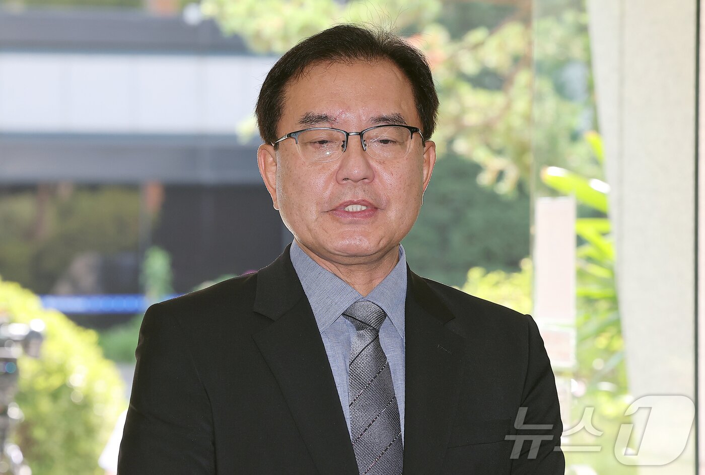 본문 이미지 - 순직 해병 수사 방해 의혹 사건을 수사하는 이명현 특별검사가 23일 오전 서울 서초구 사무실로 출근하며 취재진의 질문에 답하고 있다. 2025.6.23/뉴스1 ⓒ News1 김진환 기자