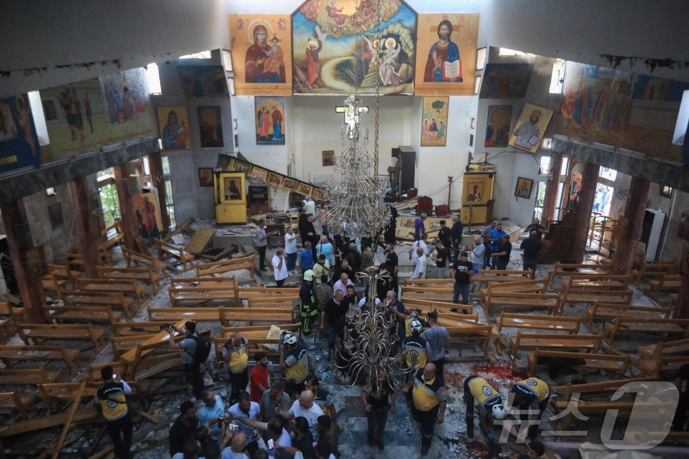 본문 이미지 - 22일&#40;현지시간&#41; 시리아 다마쿠스 드퀠라 지역의 성 엘리아스 교회에서 발생한 자살 폭탄 테러 현장에서 구조대원 등이 피해상황을 조사하고 있다. ⓒ AFP=뉴스1
