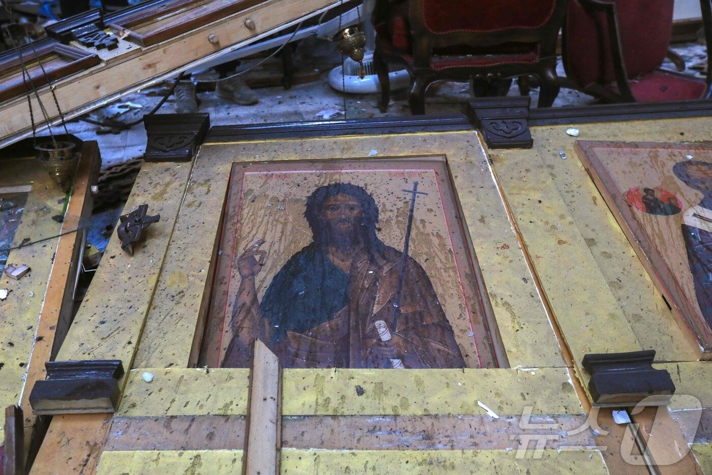 본문 이미지 - 22일&#40;현지시간&#41; 시리아 다마쿠스 드퀠라 지역의 성 엘리아스 교회에서 발생한 자살 폭탄 테러 현장 모습. ⓒ AFP=뉴스1