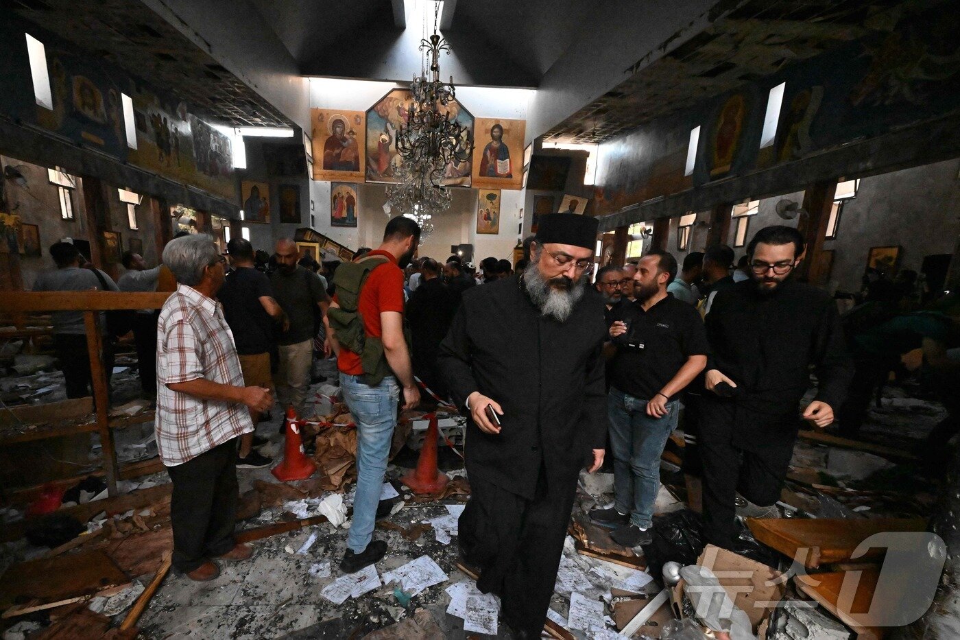 본문 이미지 - 22일&#40;현지시간&#41; 시리아 다마쿠스 드퀠라 지역의 성 엘리아스 교회에서 발생한 자살 폭탄 테러 현장에서 구조대원과 사제들이 피해상황을 살펴보고 있다. ⓒ AFP=뉴스1