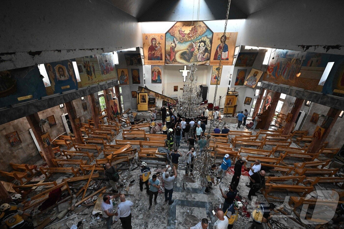 본문 이미지 - 22일&#40;현지시간&#41; 시리아 다마쿠스 드퀠라 지역의 성 엘리아스 교회에서 발생한 자살 폭탄 테러 현장에서 구조대원 등이 피해상황을 조사하고 있다. ⓒ AFP=뉴스1