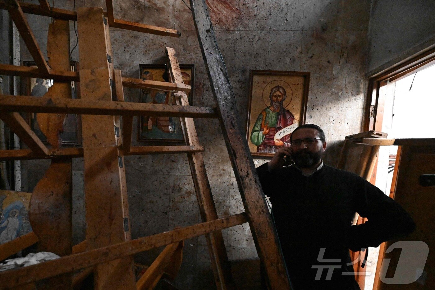 본문 이미지 - 22일&#40;현지시간&#41; 시리아 다마쿠스 드퀠라 지역의 성 엘리아스 교회에서 발생한 자살 폭탄 테러 현장에서 구조대원 등이 피해상황을 조사하고 있다. ⓒ AFP=뉴스1