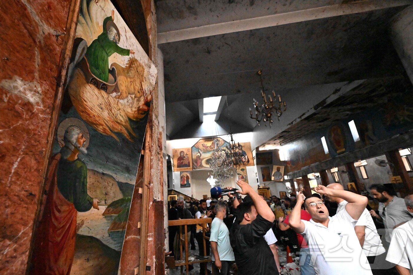 본문 이미지 - 22일&#40;현지시간&#41; 시리아 다마쿠스 드퀠라 지역의 성 엘리아스 교회에서 발생한 자살 폭탄 테러 현장에서 구조대원 등이 피해상황을 조사하고 있다.  ⓒ AFP=뉴스1