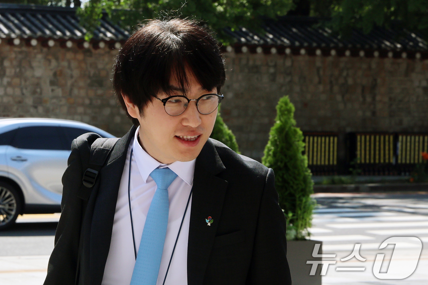(서울=뉴스1) 황기선 기자 = 하정우 대통령실 AI미래기획수석이 23일 오전 서울 종로구 정부서울청사 창성동 별관에서 국정기획위원회 특강을 위해 발걸음을 옮기고 있다. 2025. …