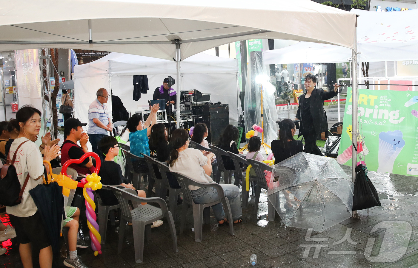 (대전=뉴스1) 이동원 기자 = 대전 서구(구청장 서철모)는 지난 20일 탄방동 로데오거리에서 개막한 ‘2025 대전 서구 아트페어 아트스프링(ART SPRING)’의 이틀간 일정 …