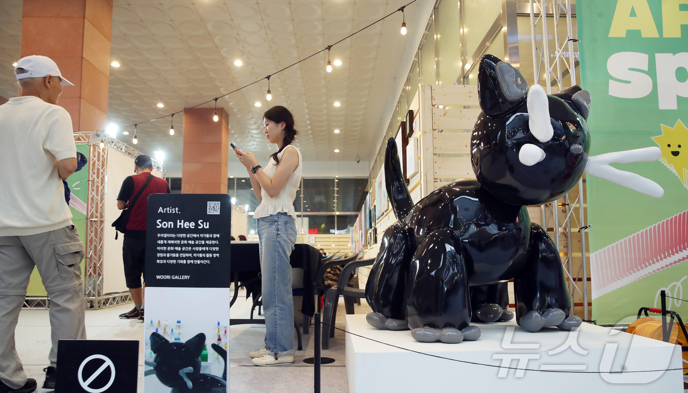 (대전=뉴스1) 이동원 기자 = 대전 서구(구청장 서철모)는 지난 20일 탄방동 로데오거리에서 개막한 ‘2025 대전 서구 아트페어 아트스프링(ART SPRING)’의 이틀간 일정 …