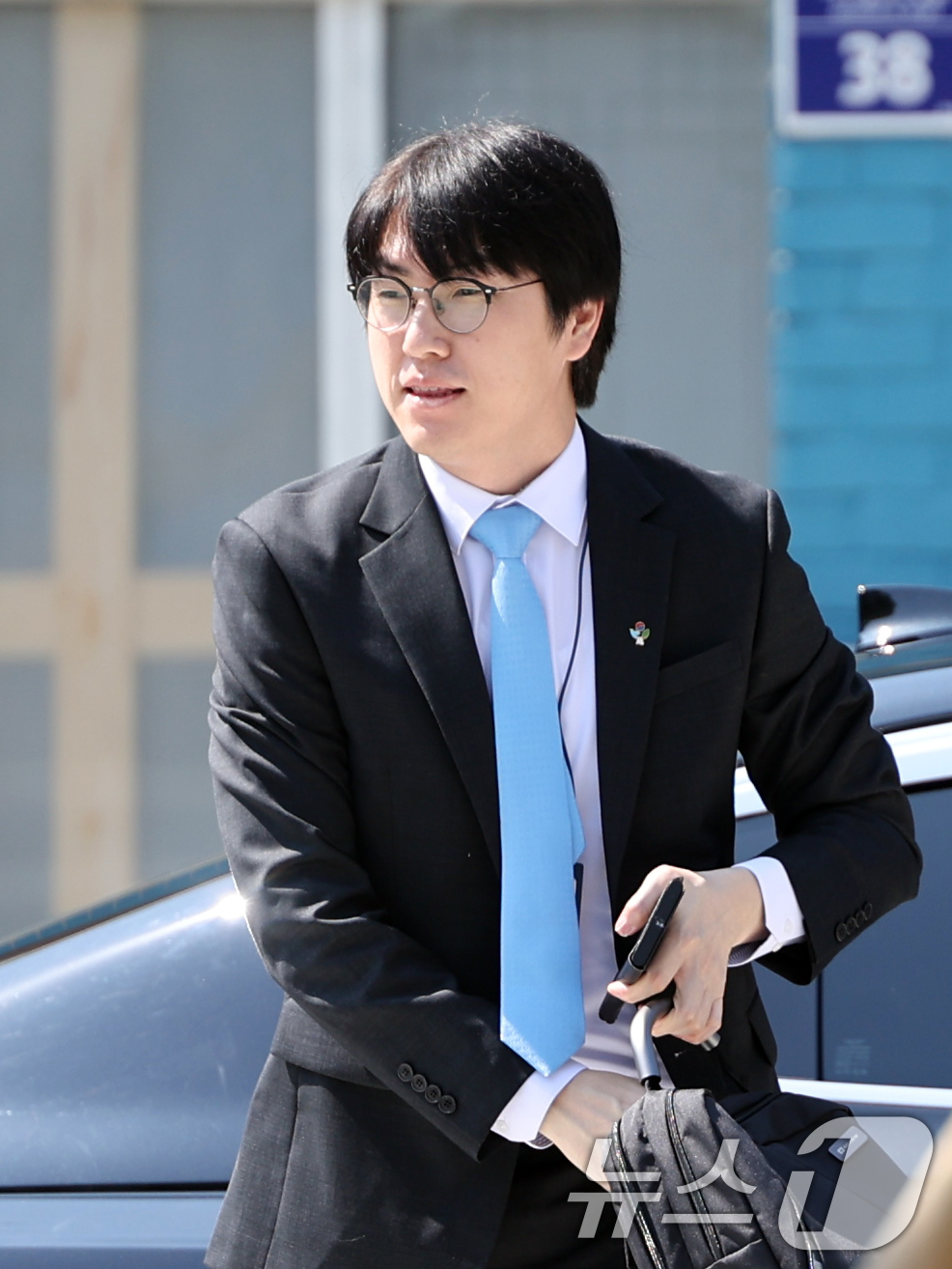 (서울=뉴스1) 황기선 기자 = 하정우 대통령실 AI미래기획수석이 23일 오전 서울 종로구 정부서울청사 창성동 별관에서 국정기획위원회 특강을 위해 발걸음을 옮기고 있다. 2025. …