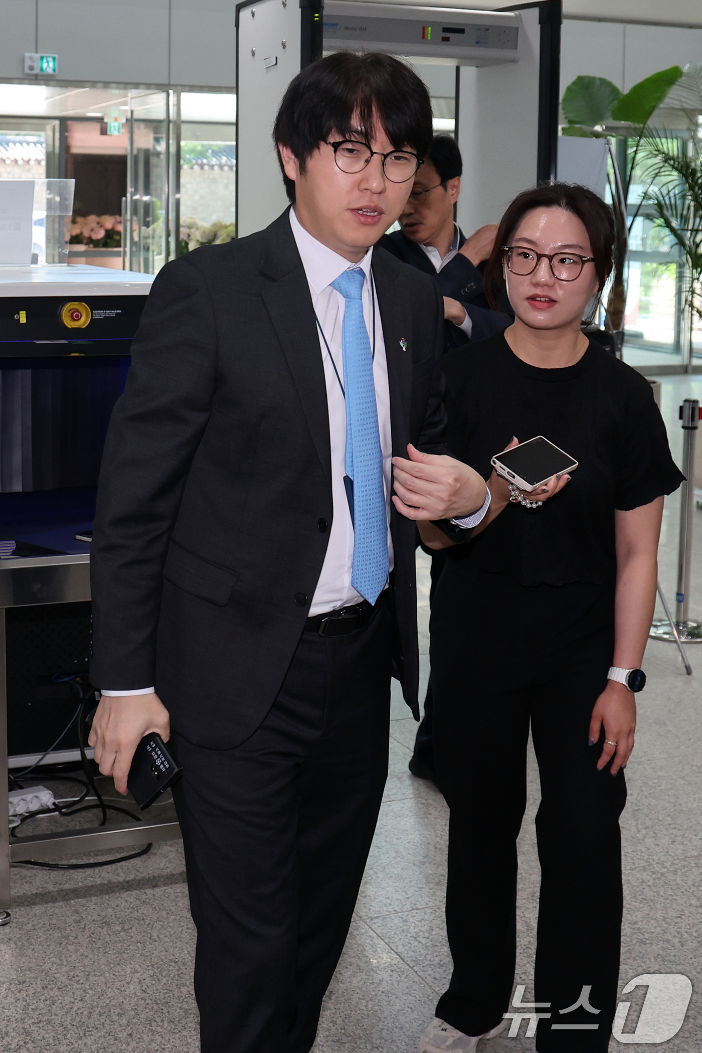 (서울=뉴스1) 황기선 기자 = 하정우 대통령실 AI미래기획수석이 23일 오전 서울 종로구 정부서울청사 창성동 별관에서 국정기획위원회 특강을 위해 발걸음을 옮기고 있다. 2025. …