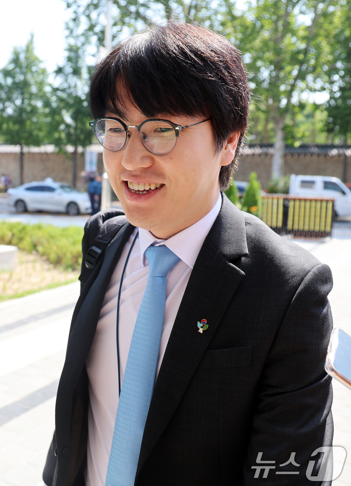 (서울=뉴스1) 황기선 기자 = 하정우 대통령실 AI미래기획수석이 23일 오전 서울 종로구 정부서울청사 창성동 별관에서 국정기획위원회 특강을 위해 발걸음을 옮기고 있다. 2025. …