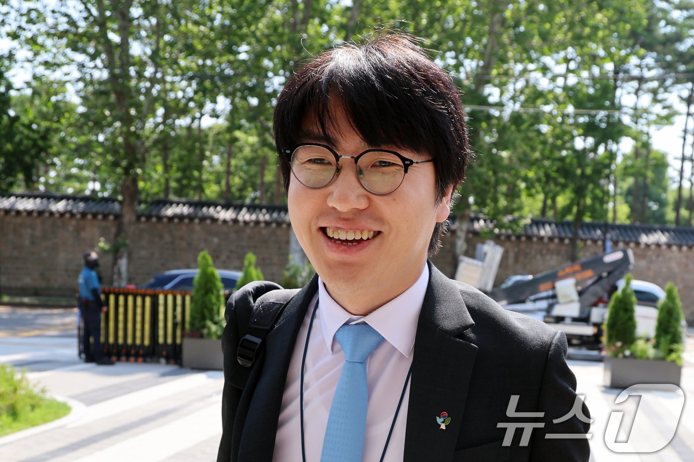 (서울=뉴스1) 황기선 기자 = 하정우 대통령실 AI미래기획수석이 23일 오전 서울 종로구 정부서울청사 창성동 별관에서 국정기획위원회 특강을 위해 발걸음을 옮기고 있다. 2025. …