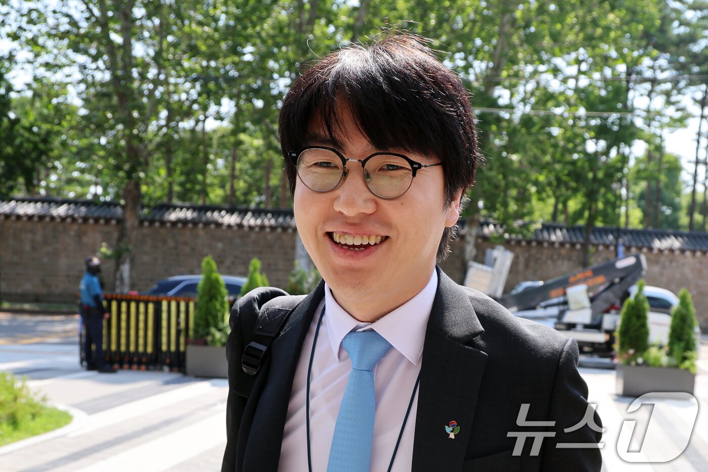 본문 이미지 - 하정우 대통령실 AI미래기획수석이 23일 오전 서울 종로구 정부서울청사 창성동 별관에서 국정기획위원회 특강을 위해 발걸음을 옮기고 있다. 2025.6.23/뉴스1 ⓒ News1 황기선 기자