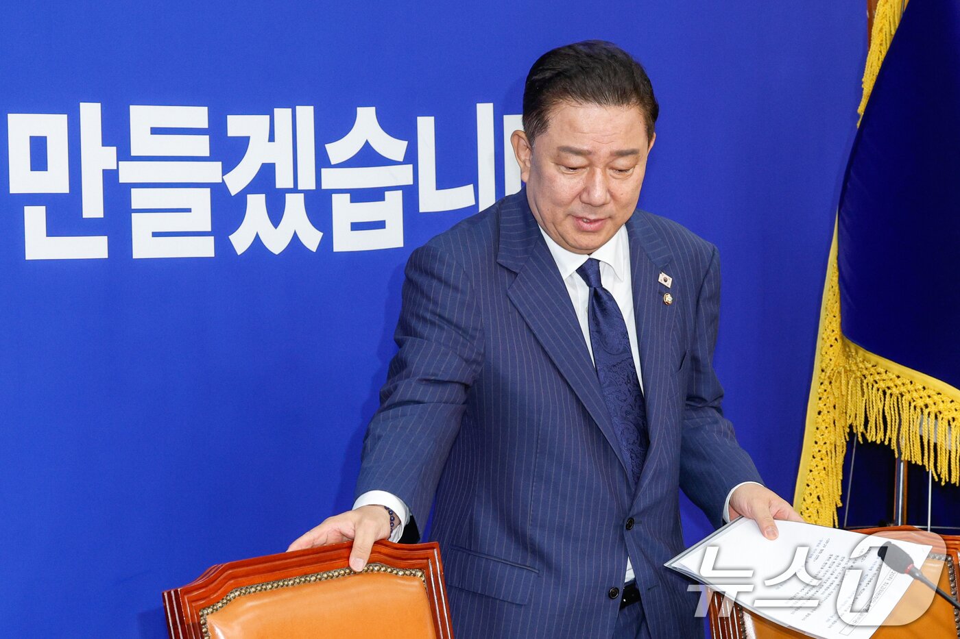 본문 이미지 - 김병기 더불어민주당 대표 직무대행 겸 원내대표가 23일 오전 서울 여의도 국회에서 열린 최고위원회의에 입장하고 있다. 2025.6.23/뉴스1 ⓒ News1 안은나 기자