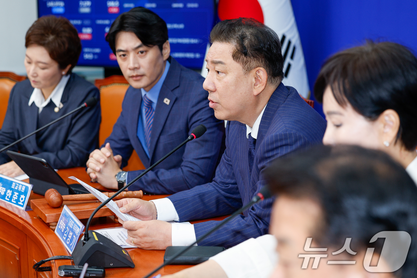 (서울=뉴스1) 안은나 기자 = 김병기 더불어민주당 대표 직무대행 겸 원내대표가 23일 오전 서울 여의도 국회에서 열린 최고위원회의에 참석해 모두 발언을 하고 있다. 2025.6. …
