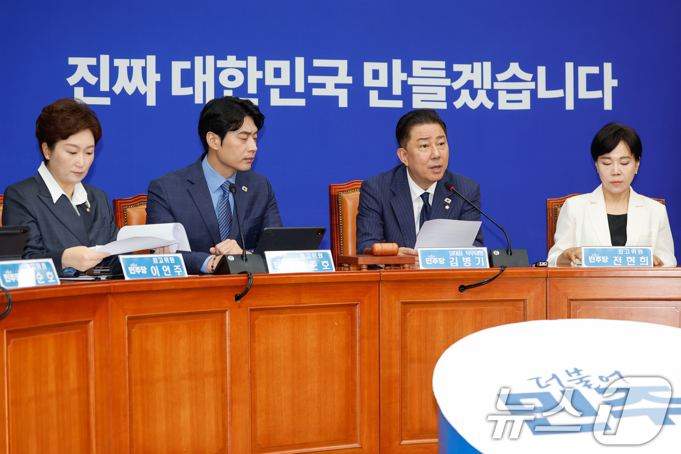 (서울=뉴스1) 안은나 기자 = 김병기 더불어민주당 대표 직무대행 겸 원내대표가 23일 오전 서울 여의도 국회에서 열린 최고위원회의에 참석해 모두 발언을 하고 있다. 2025.6. …