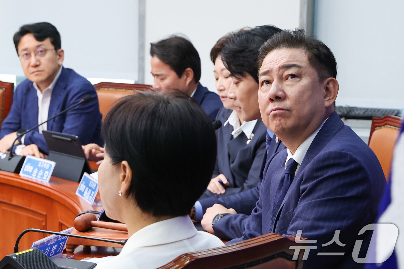 본문 이미지 - 김병기 더불어민주당 대표 직무대행 겸 원내대표가 23일 오전 서울 여의도 국회에서 열린 최고위원회의에 참석해 한준호 최고위원 발언을 들으며 김민석 국무총리 후보자 경조사 현황 화면을 보고 있다. 2025.6.23/뉴스1 ⓒ News1 안은나 기자