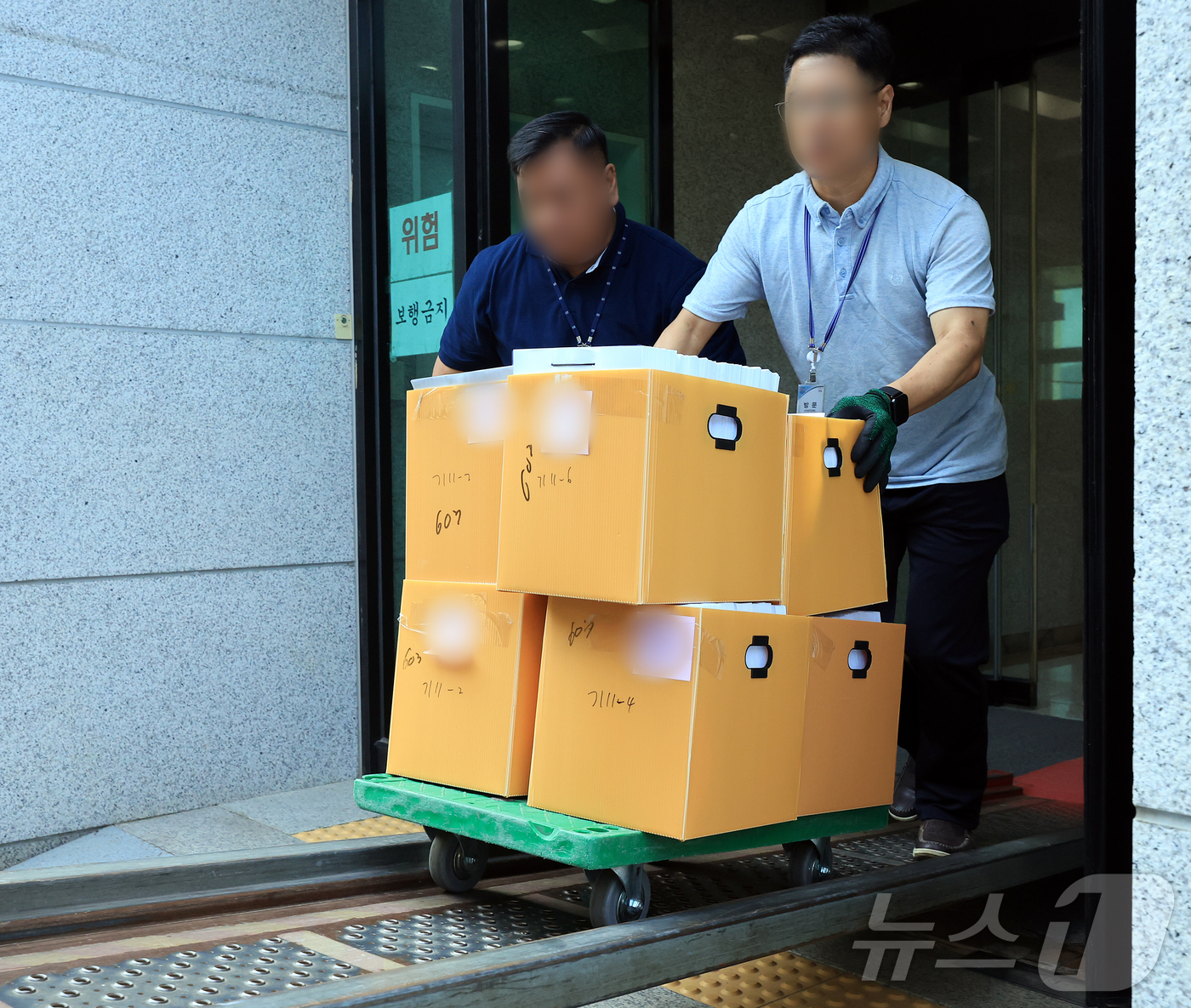 (서울=뉴스1) 김진환 기자 = 23일 오전 서울 서초구 서울고등검찰청에서 관계자들이 12·3 내란 사건 관련 자료를 차량에 옮기고 있다. 2025.6.23/뉴스1