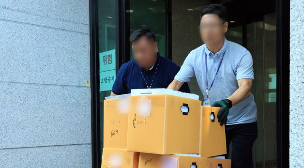차량에 실리는 내란 사건 관련 자료들