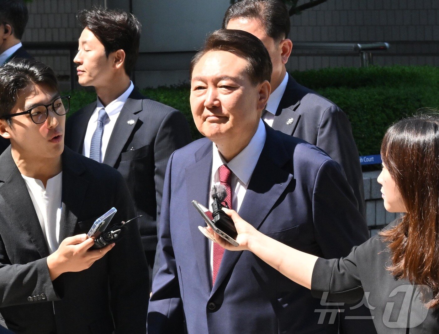 본문 이미지 - 윤석열 전 대통령이 23일 서울 서초구 서울중앙지방법원에서 열린 내란 우두머리 혐의·직권남용 권리행사 방해 혐의 사건 8차 공판에 출석하고 있다. 2025.6.23/뉴스1 ⓒ News1 사진공동취재단