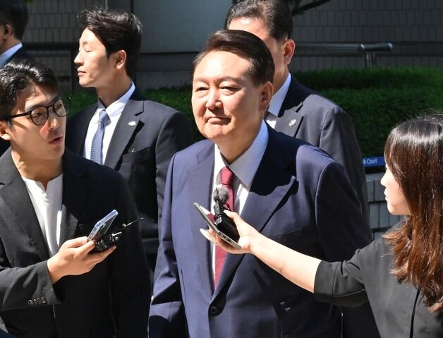 특검보 합류 尹 '내란 공판'…"적법 계엄 선포였나" 질문 '침묵'(종합)