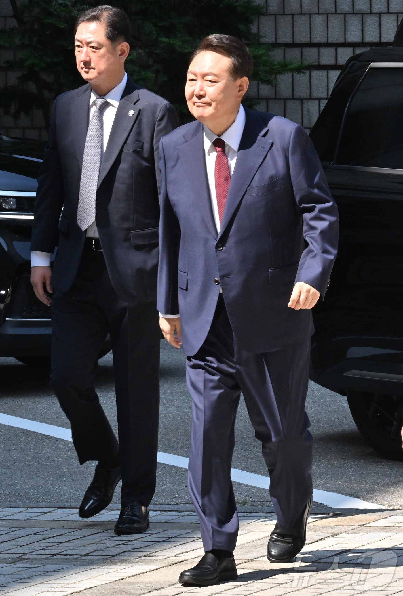 (서울=뉴스1) 사진공동취재단 = 윤석열 전 대통령이 23일 서울 서초구 서울중앙지방법원에서 열린 내란 우두머리 혐의·직권남용 권리행사 방해 혐의 사건 8차 공판에 출석하고 있다. …