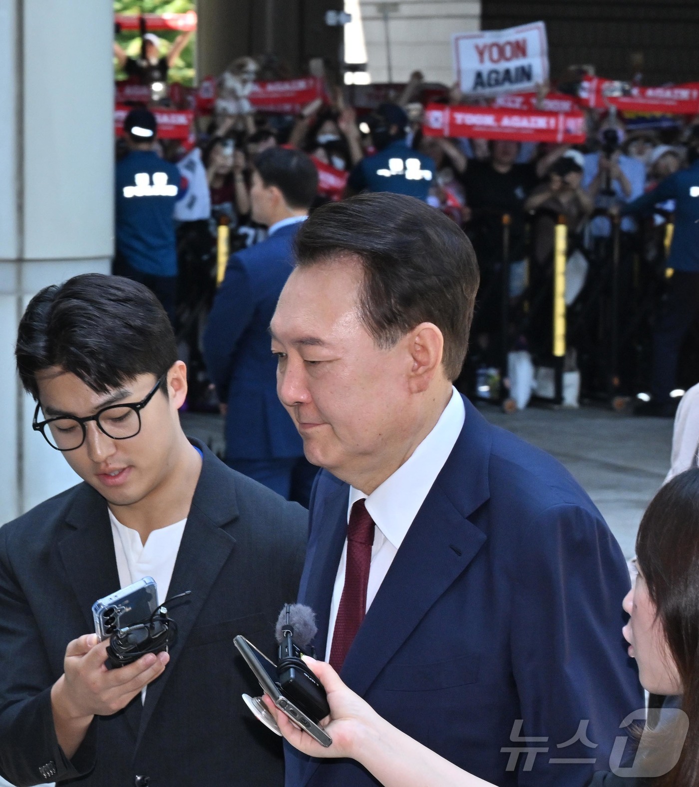 (서울=뉴스1) 사진공동취재단 = 윤석열 전 대통령이 23일 서울 서초구 서울중앙지방법원에서 열린 내란 우두머리 혐의·직권남용 권리행사 방해 혐의 사건 8차 공판에 출석하고 있다. …