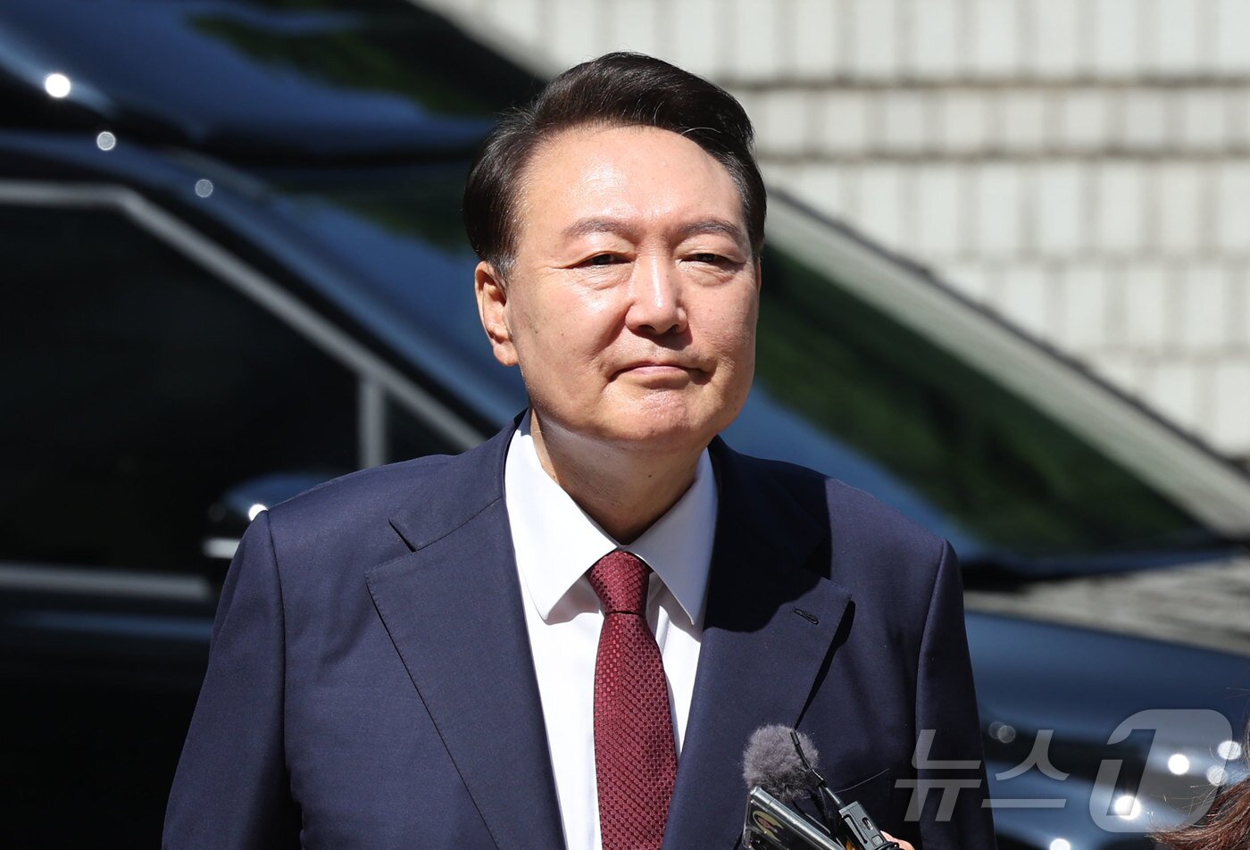 본문 이미지 - 윤석열 전 대통령이 23일 오전 서울 서초구 서울중앙지방법원에서 내란 우두머리 혐의 사건 8차 공판에 출석하고 있다. 2025.6.23/뉴스1 ⓒ News1 사진공동취재단