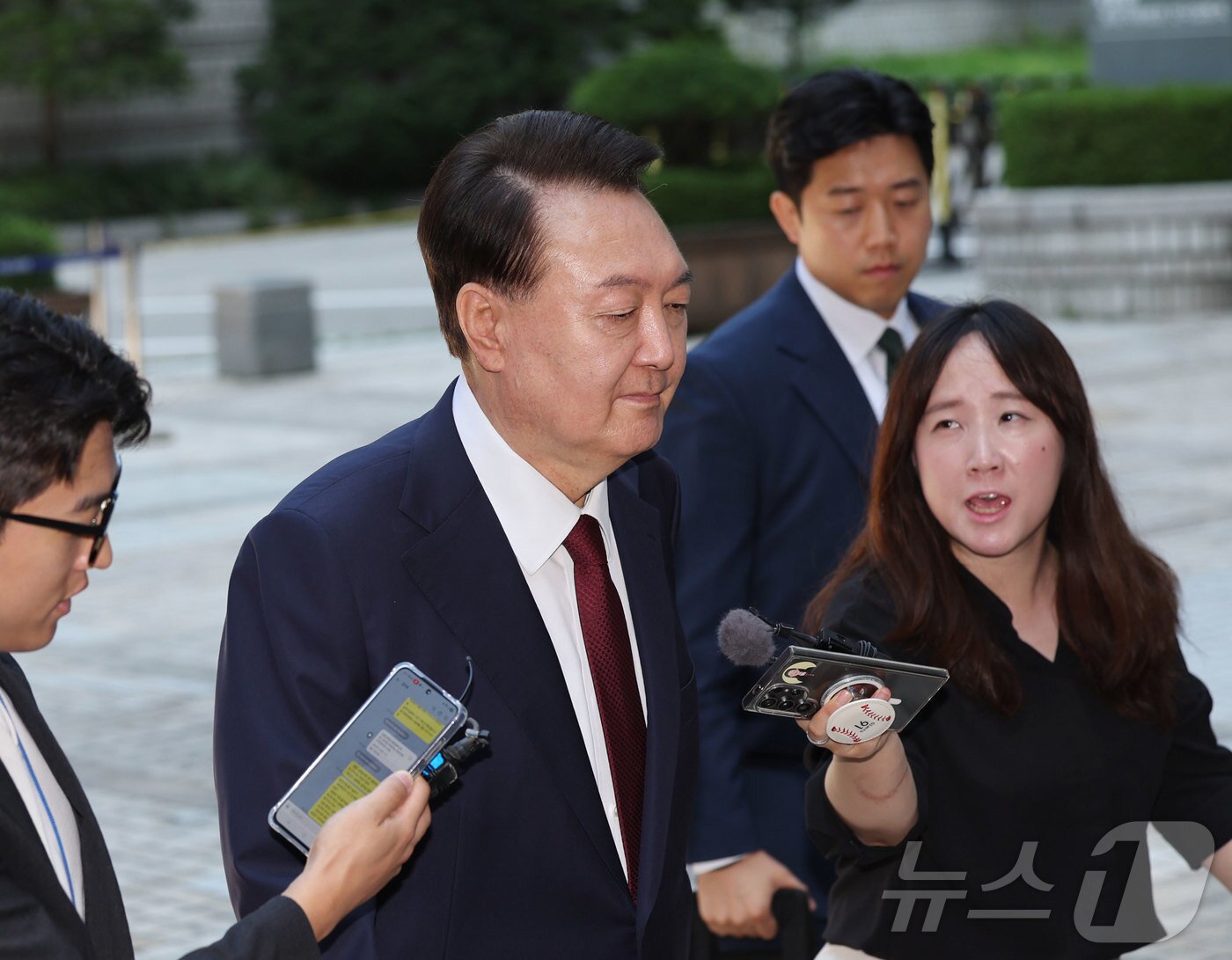 본문 이미지 - 윤석열 전 대통령이 23일 오전 서울 서초구 서울중앙지방법원에서 내란 우두머리 혐의 사건 8차 공판에 출석하고 있다. 2025.6.23/뉴스1 ⓒ News1 사진공동취재단