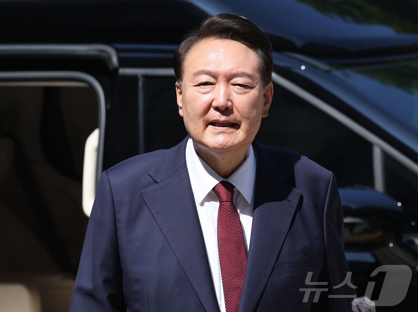 본문 이미지 - 윤석열 전 대통령이 23일 오전 서울 서초구 서울중앙지방법원에서 내란 우두머리 혐의 사건 8차 공판에 출석하고 있다. 2025.6.23/뉴스1 ⓒ News1 사진공동취재단