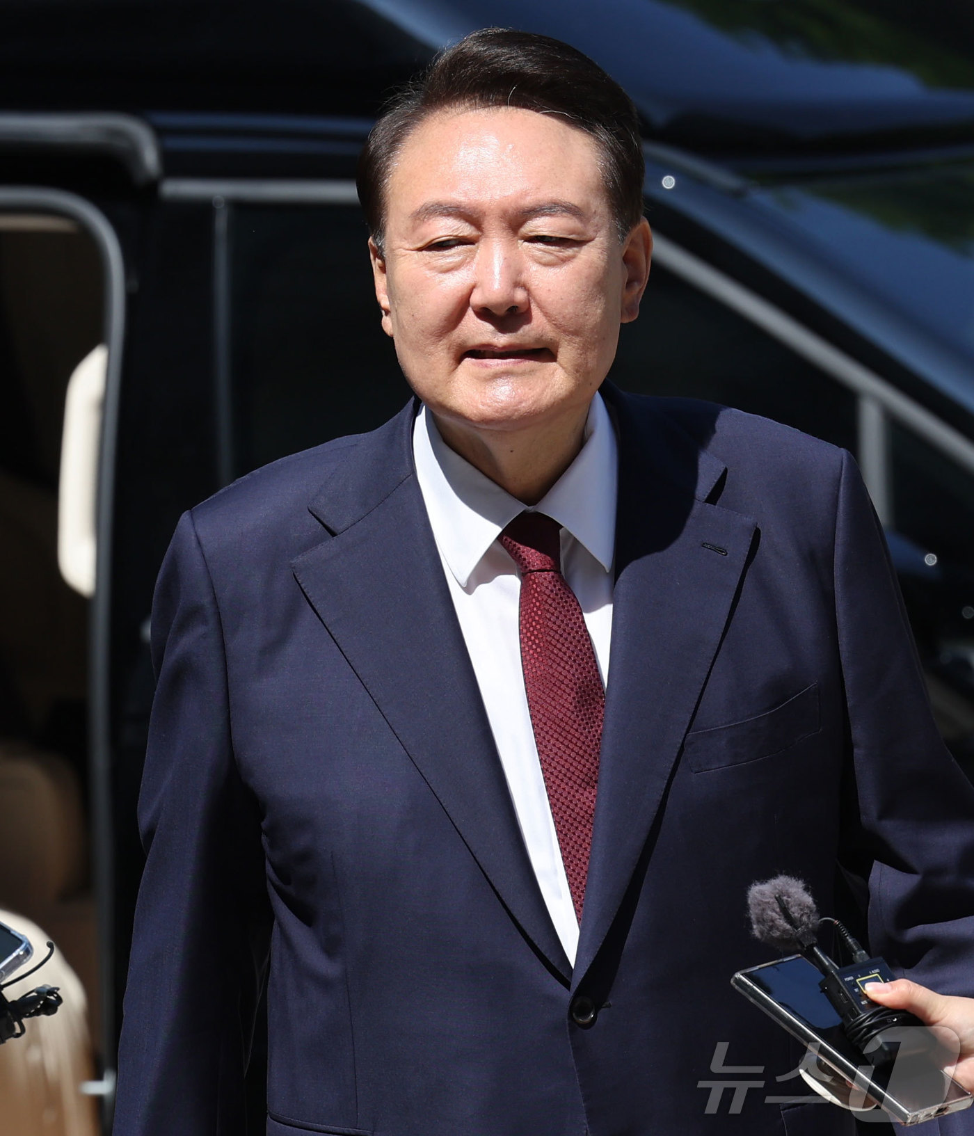 (서울=뉴스1) 사진공동취재단 = 윤석열 전 대통령이 23일 오전 서울 서초구 서울중앙지방법원에서 내란 우두머리 혐의 사건 8차 공판에 출석하고 있다. 2025.6.23/뉴스1