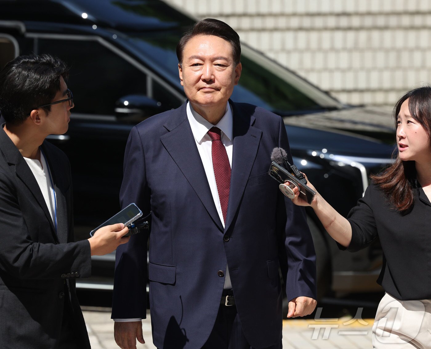 본문 이미지 - 윤석열 전 대통령이 23일 오전 서울 서초구 서울중앙지방법원에서 내란 우두머리 혐의 사건 8차 공판에 출석하고 있다. 2025.6.23/뉴스1 ⓒ News1 사진공동취재단